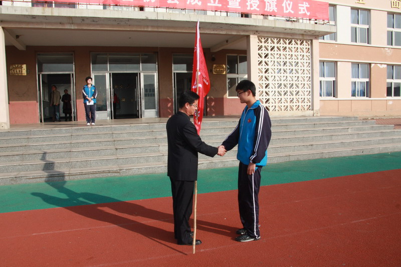 11月15日,长海高中举行青年志愿者协会成立仪式。校党支部书记杨勇、德育副校长王辉、校团委书记杨慧等校领导出席成立仪式。学生会副主席陶忠君主持青年志愿者协会成立及授旗仪式。 学生会副主席陶忠君主持成立仪式 仪式开始后,首先宣读首批志愿者名单及相关情况简介。长海高中举行青年志愿者协会有320位成员,分别来自高中三个年级不同班级。这支志愿者队伍的成立,将为学校的志愿者活动发展带来新的生机,注入新的活力。在我们的校园中,每天都可以看到志愿者同学的身影,比如,护旗队的同学、每天早上在寒风中捡拾校园垃圾的同学、站